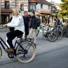 La première dame Brigitte Macron sort de chez elle à vélo, Le Touquet, France, le 25 mai 2019 la veille des élections européennes. © Stephane Lemouton / Bestimage