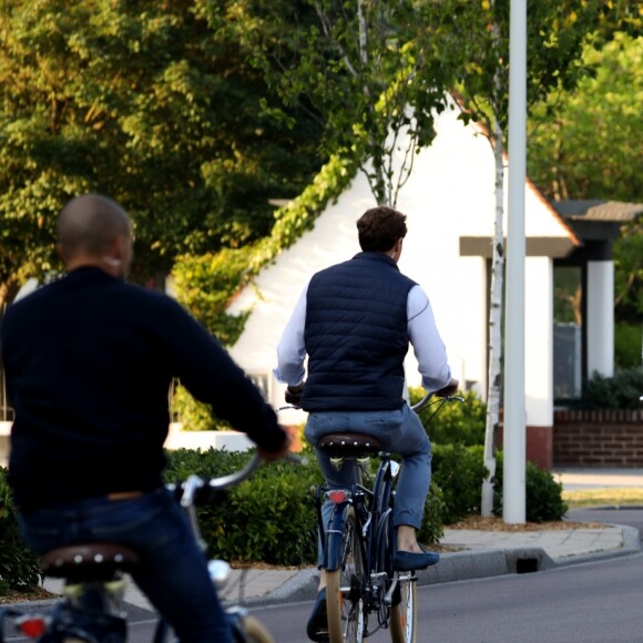 La première dame Brigitte Macron sort de chez elle à vélo, Le Touquet, France, le 25 mai 2019 la veille des élections européennes. © Stephane Lemouton / Bestimage