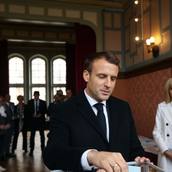 Le président de la république, Emmanuel Macron et la première dame Brigitte Macron votent pour les élections européennes au Touquet, le 26 mai 2019. © Franck Crusiaux / Pool / Bestimage