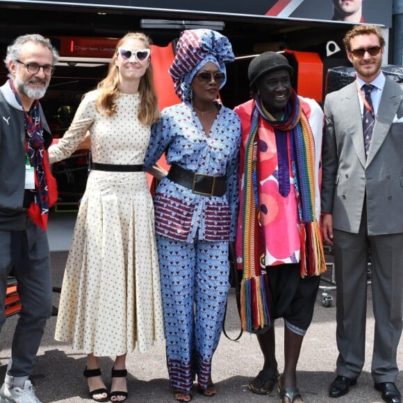 Beatrice Borromeo, Khadja Nin et Pierre Casiraghi en visite dans le paddock lors du 77e Grand Prix de Formule 1 de Monaco le 26 mai 2019.