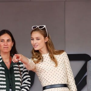 Le prince Carl Philip de Suède, Tatiana Santo Domingo Casiraghi, Beatrice Borromeo Casiraghi et le roi Carl XVI Gustaf de Suède lors du podium du 77e Grand Prix de F1 de Monaco le 26 mai 2019. © Olivier Huitel/Pool Monaco/Bestimage