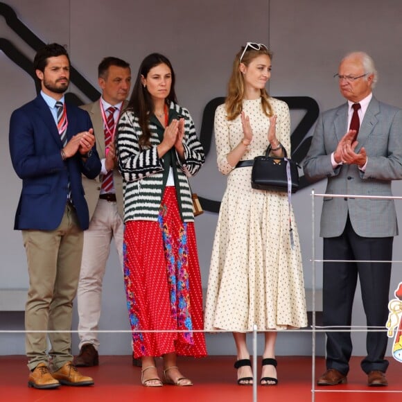 Le prince Carl Philip de Suède, Tatiana Santo Domingo Casiraghi, Beatrice Borromeo Casiraghi et le roi Carl XVI Gustaf de Suède lors du podium du 77e Grand Prix de F1 de Monaco le 26 mai 2019. © Olivier Huitel/Pool Monaco/Bestimage