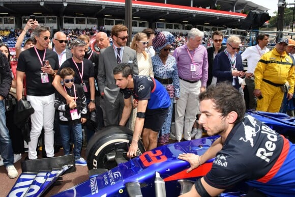 Max Biaggi et son fils, Pierre Casiraghi et sa femme Beatrice Borromeo et Khadja Nin lors du 77e Grand Prix de F1 de Monaco le 26 mai 2019. © Bruno Bebert/Bestimage