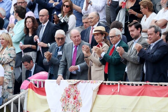 Le roi Juan Carlos Ier et l'Infante Elena d'Espagne à la corrida aux arènes de Las Ventas, dans le cadre de la feria de San Isidro, à Madrid le 22 mai 2019.