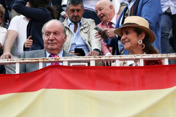 Le roi Juan Carlos Ier et l'Infante Elena d'Espagne à la corrida aux arènes de Las Ventas, dans le cadre de la feria de San Isidro, à Madrid le 22 mai 2019.