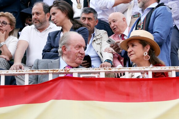 Le roi Juan Carlos Ier et l'Infante Elena d'Espagne à la corrida aux arènes de Las Ventas, dans le cadre de la feria de San Isidro, à Madrid le 22 mai 2019.