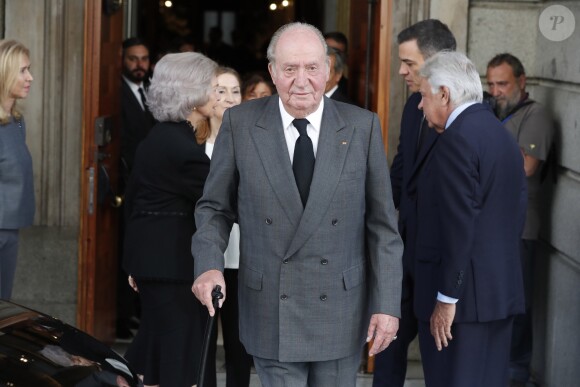 Le roi Juan Carlos Ier d'Espagne et la reine Sofia à la chapelle ardente où repose la dépouille de l'ancien ministre Alfredo Perez Rubalcaba au Parlement à Madrid, le 11 mai 2019.