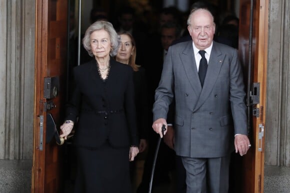 Le roi Juan Carlos Ier d'Espagne et la reine Sofia à la chapelle ardente où repose la dépouille de l'ancien ministre Alfredo Perez Rubalcaba au Parlement à Madrid, le 11 mai 2019.