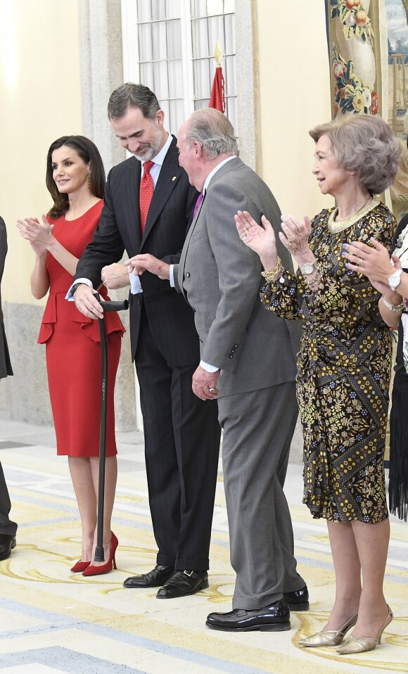 Le roi Juan Carlos Ier d'Espagne et son fils le roi Felipe VI lors de la cérémonie des Prix nationaux du sport espagnol le 10 janvier 2019 au palais du Pardo à Madrid.