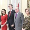 Le roi Juan Carlos Ier d'Espagne et son fils le roi Felipe VI lors de la cérémonie des Prix nationaux du sport espagnol le 10 janvier 2019 au palais du Pardo à Madrid.