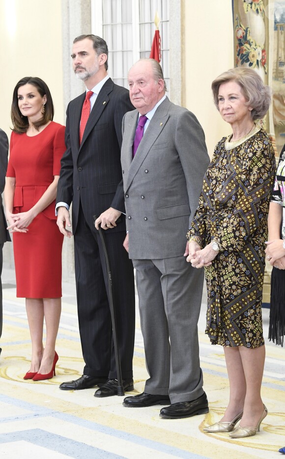 Le roi Juan Carlos Ier d'Espagne et son fils le roi Felipe VI lors de la cérémonie des Prix nationaux du sport espagnol le 10 janvier 2019 au palais du Pardo à Madrid.