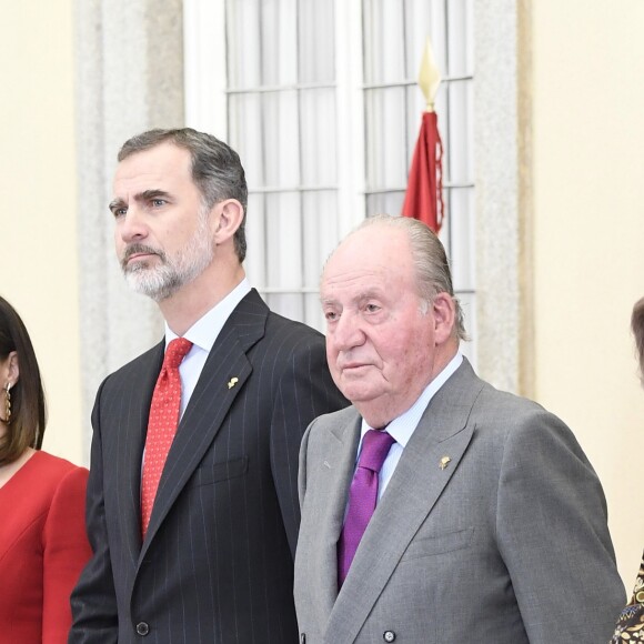 Le roi Juan Carlos Ier d'Espagne et son fils le roi Felipe VI lors de la cérémonie des Prix nationaux du sport espagnol le 10 janvier 2019 au palais du Pardo à Madrid.