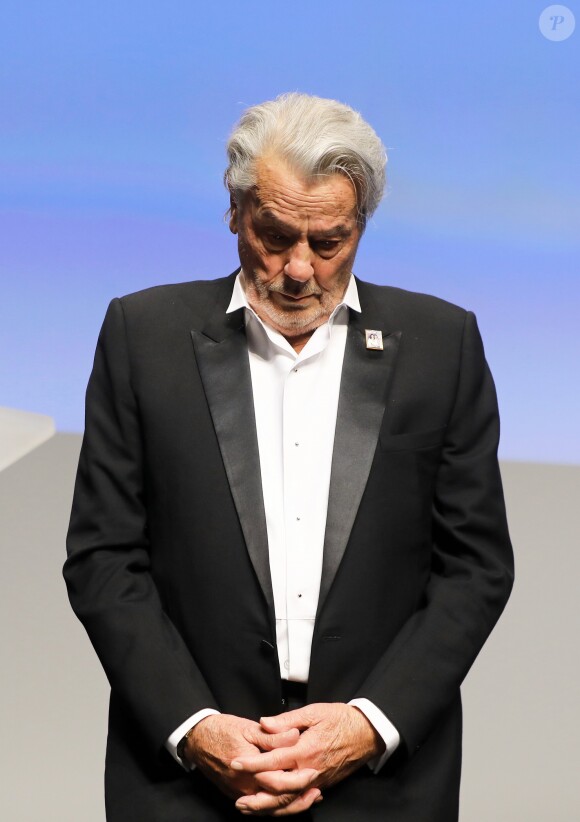 Alain Delon (avec un badge Paris Match d'une ancienne couverture du magazine titrant "Alain Delon, mes deux amours, Rosalie et Anouchka) - Remise de la Palme d'Honneur à Alain Delon lors du 72ème Festival International du Film de Cannes. On may 19th 2019 © Jacovides-Moreau / Bestimage
