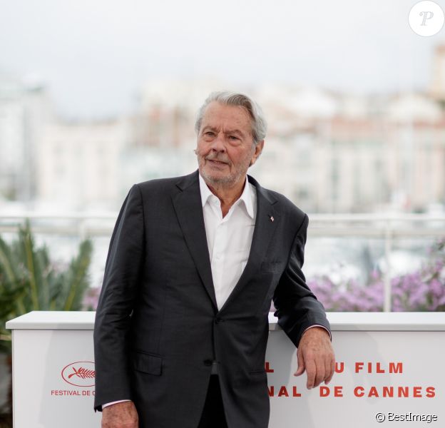 Photocall de la Palme d'or d’honneur à Alain Delon lors du 72ème Festival International du film de Cannes. Le 19 mai 2019 © Jacovides-Moreau / Bestimage