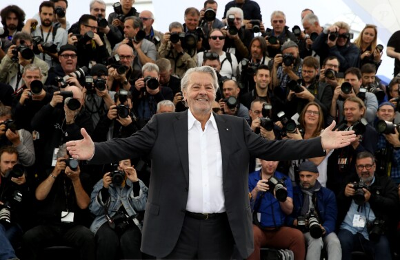 Photocall de la Palme d'or d’honneur à Alain Delon lors du 72ème Festival International du film de Cannes. Le 19 mai 2019 © Jacovides-Moreau / Bestimage
