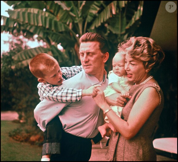 Kirk Douglas, sa femme Anne et leurs enfants Peter et Eric en 1959