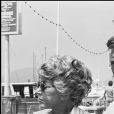 Kirk Douglas et sa femme Anne en vacances à Saint-Tropez en 1975