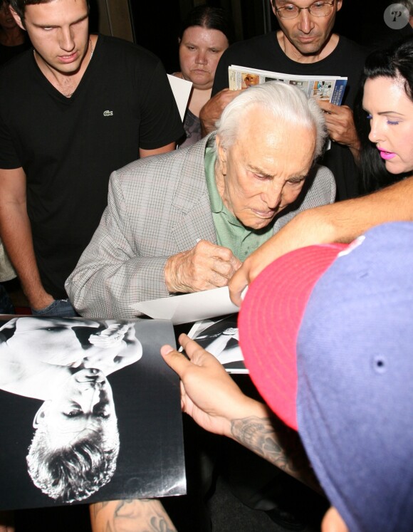 Kirk Douglas signant des autographes à Los Angeles en 2012