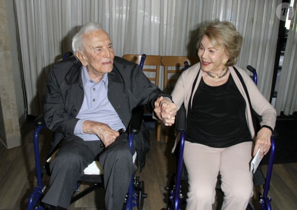 Kirk Douglas (100 ans) et sa femme Anne Douglas fêtent le 25ème anniversaire du centre ‘The Anne Douglas' à LA Mission à Los Angeles, le 4 mai 2017