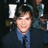 Ashton Kutcher le 16 février 2001 à New York lors d'un défilé, quelques jours avant le meurtre sauvage de son amie Ashley Ellerin par Michael Gargiulo à Los Angeles, le soir où ils devaient sortir ensemble.