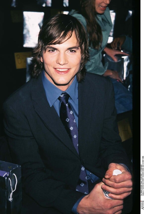 Ashton Kutcher le 16 février 2001 à New York lors d'un défilé, quelques jours avant le meurtre sauvage de son amie Ashley Ellerin par Michael Gargiulo à Los Angeles, le soir où ils devaient sortir ensemble.