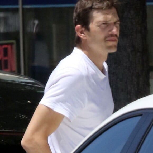 Ashton Kutcher est allé chez Alfred's Coffee dans le quartier de Studio City à Los Angeles, le 17 mai 2019