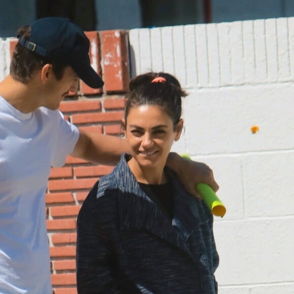 Exclusif - Ashton Kutcher et Mila Kunis en couple dans les rues de Los Angeles, le 17 mai 2019