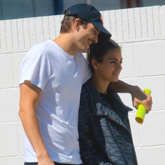 Exclusif - Ashton Kutcher et Mila Kunis en couple dans les rues de Los Angeles, le 17 mai 2019