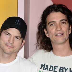 Ashton Kutcher et Adam Neumann à la soirée des WeWork Creator Awards Global Finals 2019 au Microsoft Theatre à Los Angeles, Californie, Etats-Unis, le 9 janvier 2019.