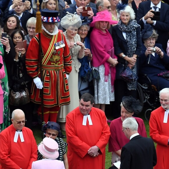 La reine Elizabeth II donnait une de ses traditionnelles garden parties au palais de Buckingham à Londres le 29 mai 2019, à laquelle a assisté le prince Harry (en bas à gauche).