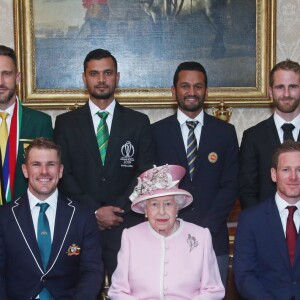 La reine Elizabeth II posant avec les capitaines des équipes de cricket lors de la garden party donnée à Buckingham Palace le 29 mai 2019.