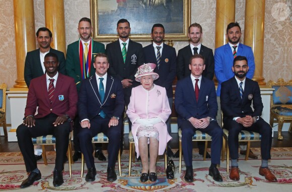 La reine Elizabeth II posant avec les capitaines des équipes de cricket lors de la garden party donnée à Buckingham Palace le 29 mai 2019.