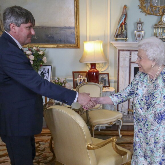 La reine Elizabeth II d'Angleterre reçoit Simon Armitage pour lui remettre la Médaille d'or de la poésie lors de sa nomination en tant que poète officiel au cours d'une audience au palais de Buckingham, à Londres. Le 29 mai 2019  Britain's Queen Elizabeth receives Simon Armitage to present him with The Queen's Gold Medal for Poetry upon his appointment as Poet Laureate during an audience at Buckingham Palace, London. May, 29 201929/05/2019 - Londres