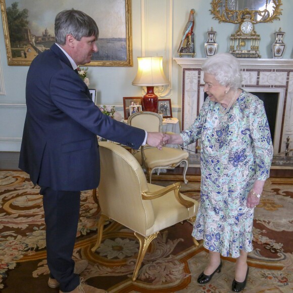 La reine Elizabeth II d'Angleterre reçoit Simon Armitage pour lui remettre la Médaille d'or de la poésie lors de sa nomination en tant que poète officiel au cours d'une audience au palais de Buckingham, à Londres. Le 29 mai 2019.