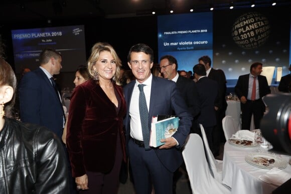 Manuel Valls et sa compagne Susana Gallardo lors de la soirée "Los Premios Planeta 2018" à Barcelone en Espagne le 15 octobre 2018, leur première apparition officielle en couple. En mai 2019, l'ex-Premier ministre français a annoncé dans une émission espagnole leur mariage à venir.