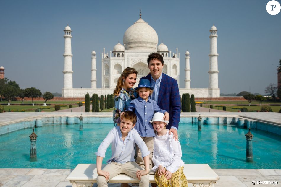 Le premier ministre Justin Trudeau, sa femme Sophie, et leurs enfants Xavier, Ella-Grace et Hadrien visitent le Taj Mahal à Agra lors de leur voyage en Inde. Le 18 février 2018