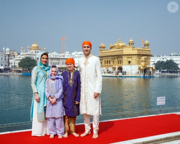 Le premier ministre Justin Trudeau, sa femme Sophie et leurs enfants Xavier, Ella-Grace et Hadrien visitent le Temple d'Or (Harmandir Sahib) lors de leur voyage officiel en Inde, le 21 février 2018.