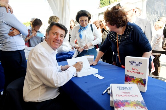 Christian Estrosi, le maire de Nice, dédicace son nouveau livre, "Nice, l'inattendue" durant la première journée du 24e festival du livre de Nice le 31 mai 2019. © Bruno Bebert/Bestimage