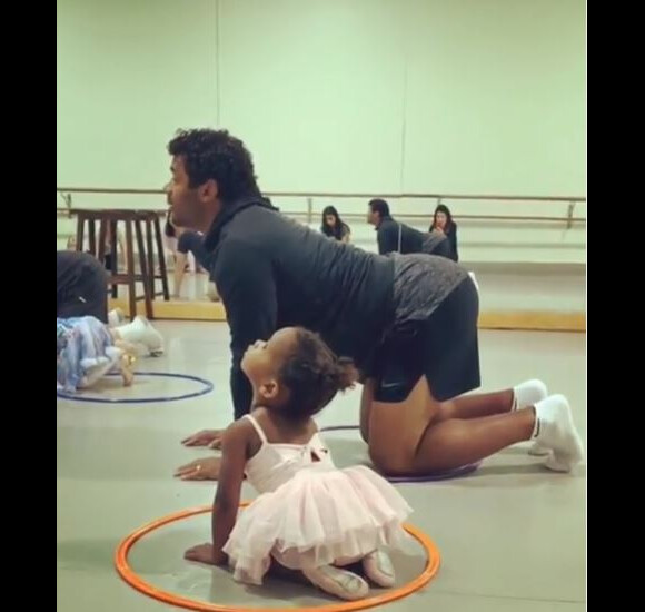 Russell Wilson participe au cours de danse de sa fille Sienna et publie sa performance sur son compte Instagram le 1er juin 2019.