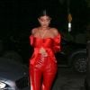 Exclusif - Kylie Jenner en total look rouge pour aller diner au restaurant Catch dans le quartier de West Hollywood à Los Angeles. Le 9 mai 2019.