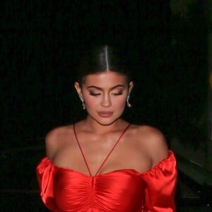Exclusif - Kylie Jenner en total look rouge pour aller diner au restaurant Catch dans le quartier de West Hollywood à Los Angeles. Le 9 mai 2019.