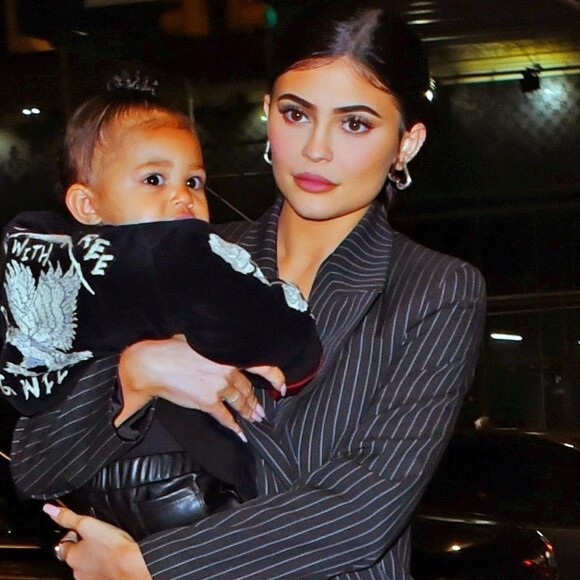 Kylie Jenner a été aperçue avec sa fille Stormi dans les bras alors qu'elle se rend au restaurant Nobu à New York. La jeune milliardaire invite sa fille en tête à tête pour un diner branché, le 3 mai 2019.