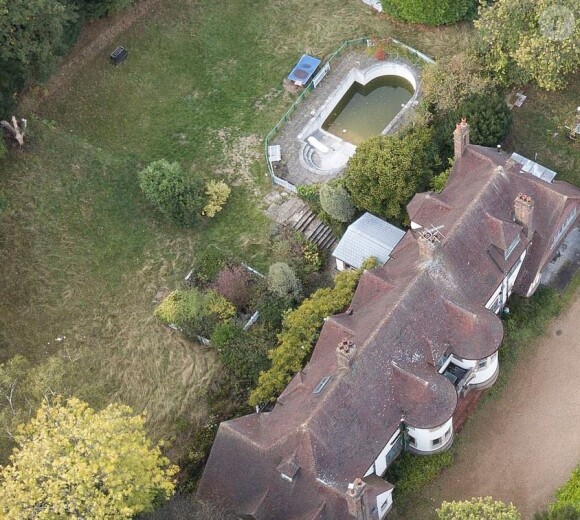 La demeure et la piscine d'Oritsé Williams visiblement en état de délabrement.
