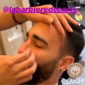 Adil rami en pleine séance d'épilation des poils du nez le 4 juin 2019.