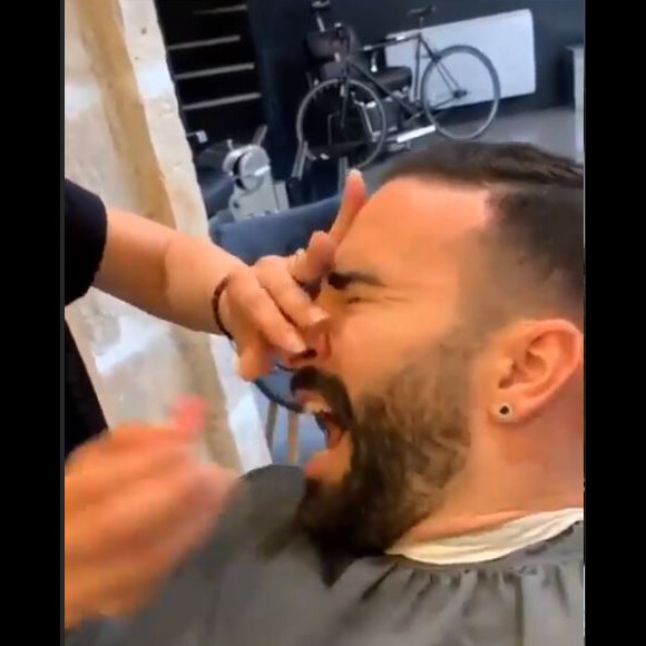 Adil rami en pleine séance d'épilation des poils du nez le 4 juin 2019.
