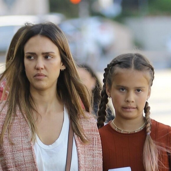 Exclusif - Jessica Alba et sa fille Honor se promènent et sont allées chez Starbucks à Brentwood le 15 octobre 2018.