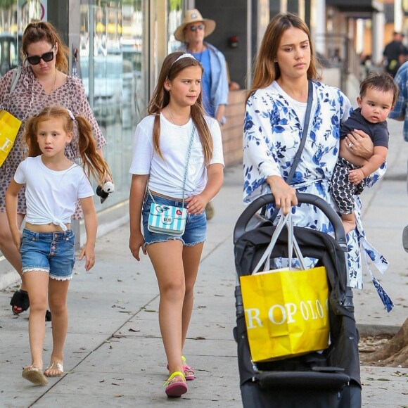 Exclusif - Jessica Alba fait du shopping avec ses 3 enfants Honor, Haven et Hayes Alba Warren à Beverly Hills. La petite famille est ensuite allée déjeuner. Le 10 août 2018.