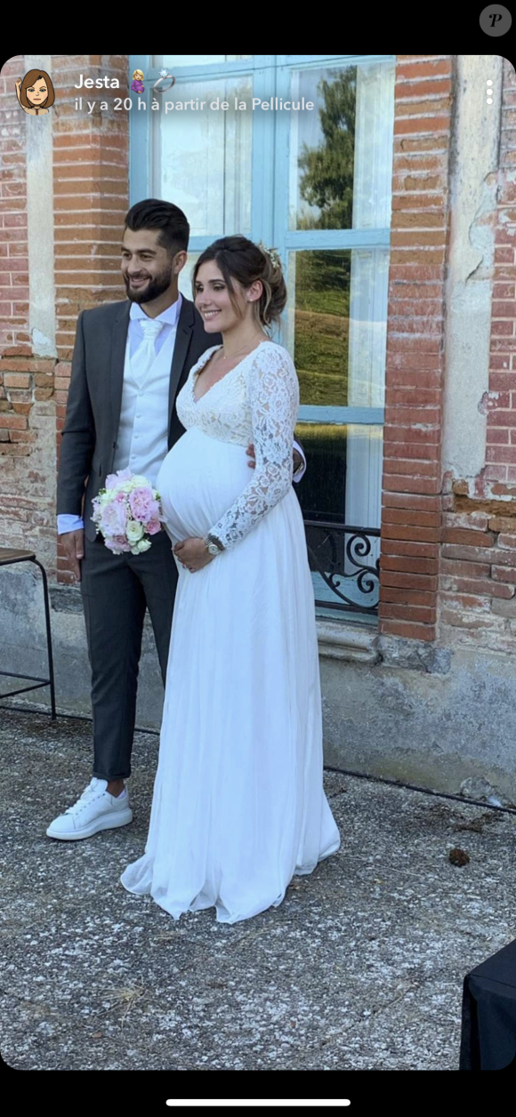 Jesta (Koh-Lanta) sublime en robe de mariée au côté de son époux Benoît samedi 1er juin 2019 lors de la célébration de leur mariage.