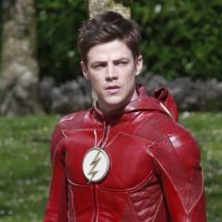 Grant Gustin (The Flash) : Les fesses à l'air en pleine escapade au soleil