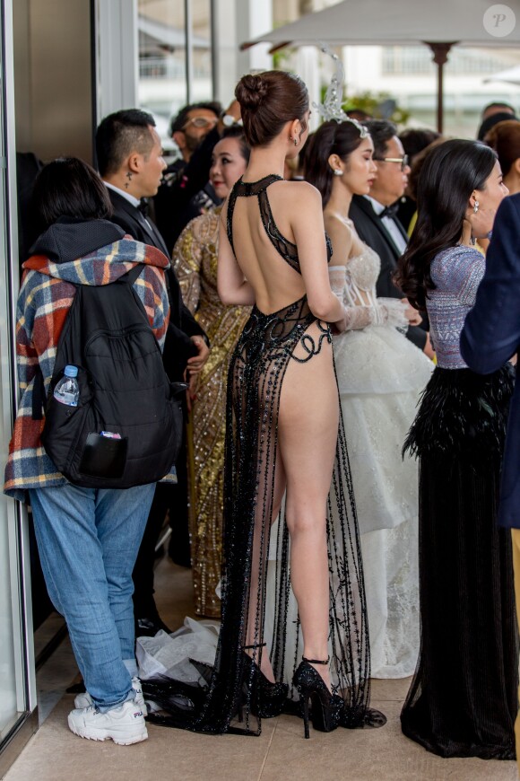 Ngoc Trinh à l'entrée de l'hôtel Martinez, avant sa montée des marches pour le film "A Hidden Life" lors du 72ème Festival International du Film de Cannes, le 19 mai 2019.